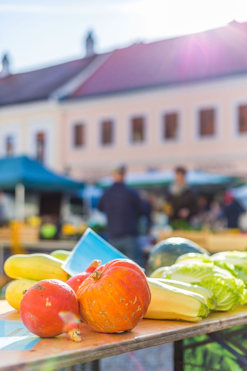 Bild enthält, Food, Plant, Produce, Squash, Vegetable, Adult, Male, Man, Person, Fruit