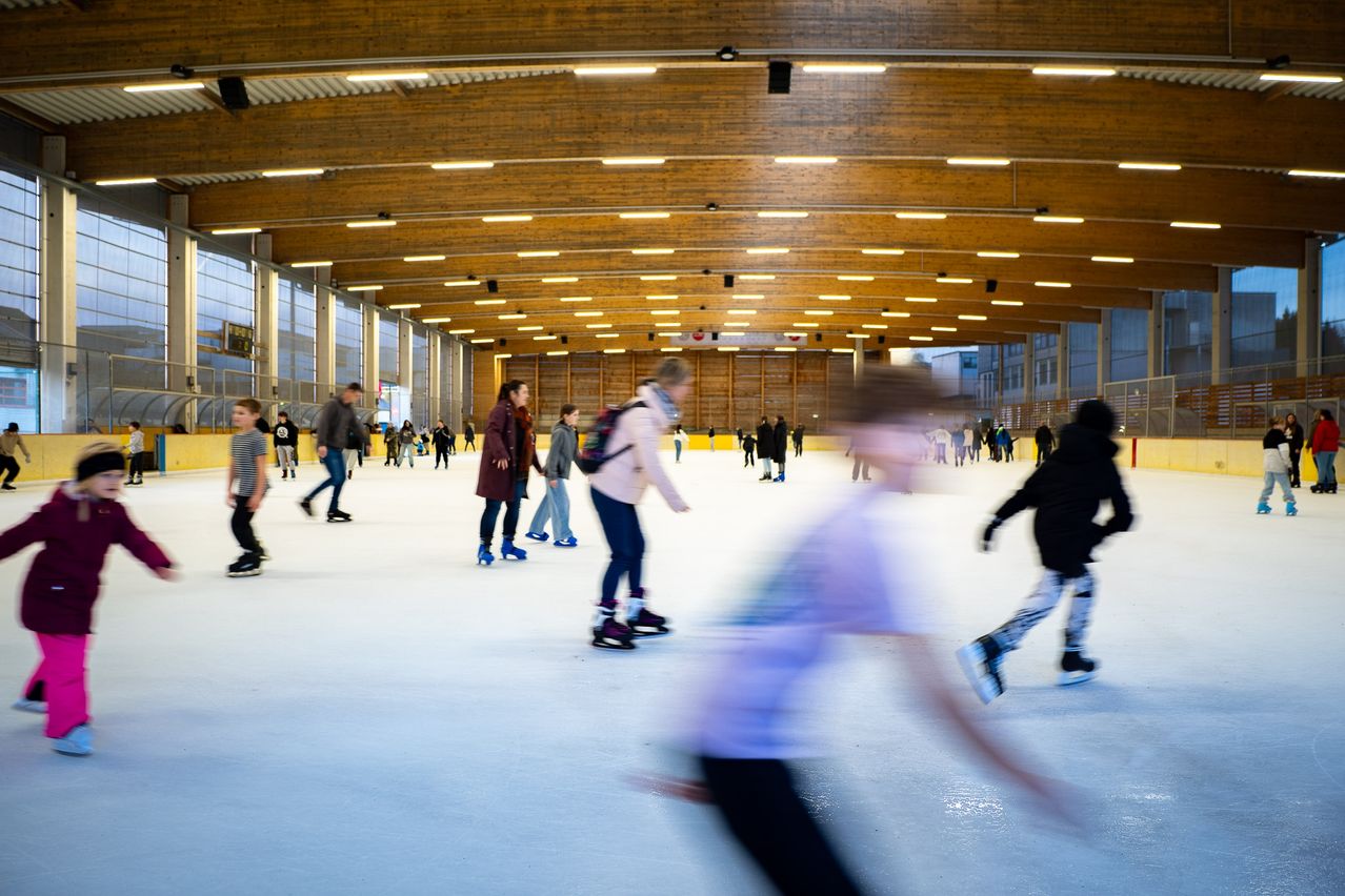 Bild enthält, Child, Female, Girl, Person, Ice Skating, Ice Skating Dancing, Rink, Skating, Building, Shoe