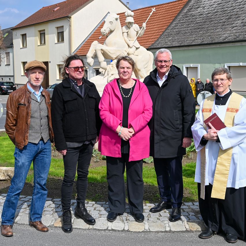 Bild enthält, Coat, Pants, Jeans, Jacket, Adult, Male, Man, Person, People, Shoe