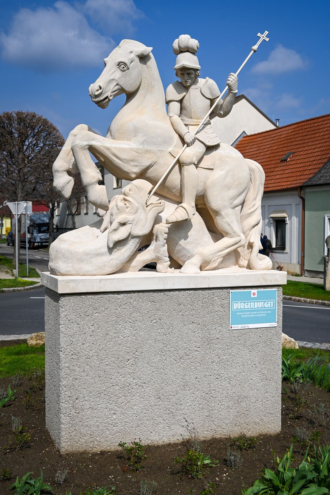 Bild enthält, Building, Monument, Adult, Male, Man, Person, Plant, Horse, Face, Art
