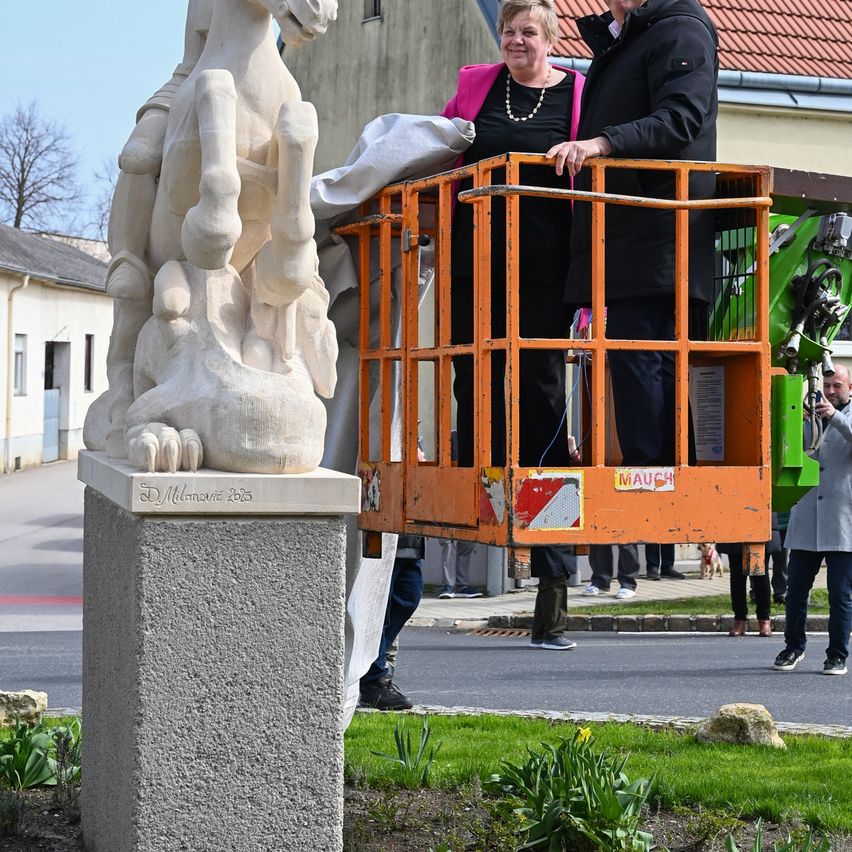 Bild enthält, Shelter, Adult, Male, Man, Person, Handrail, Female, Woman, Necklace, Glasses