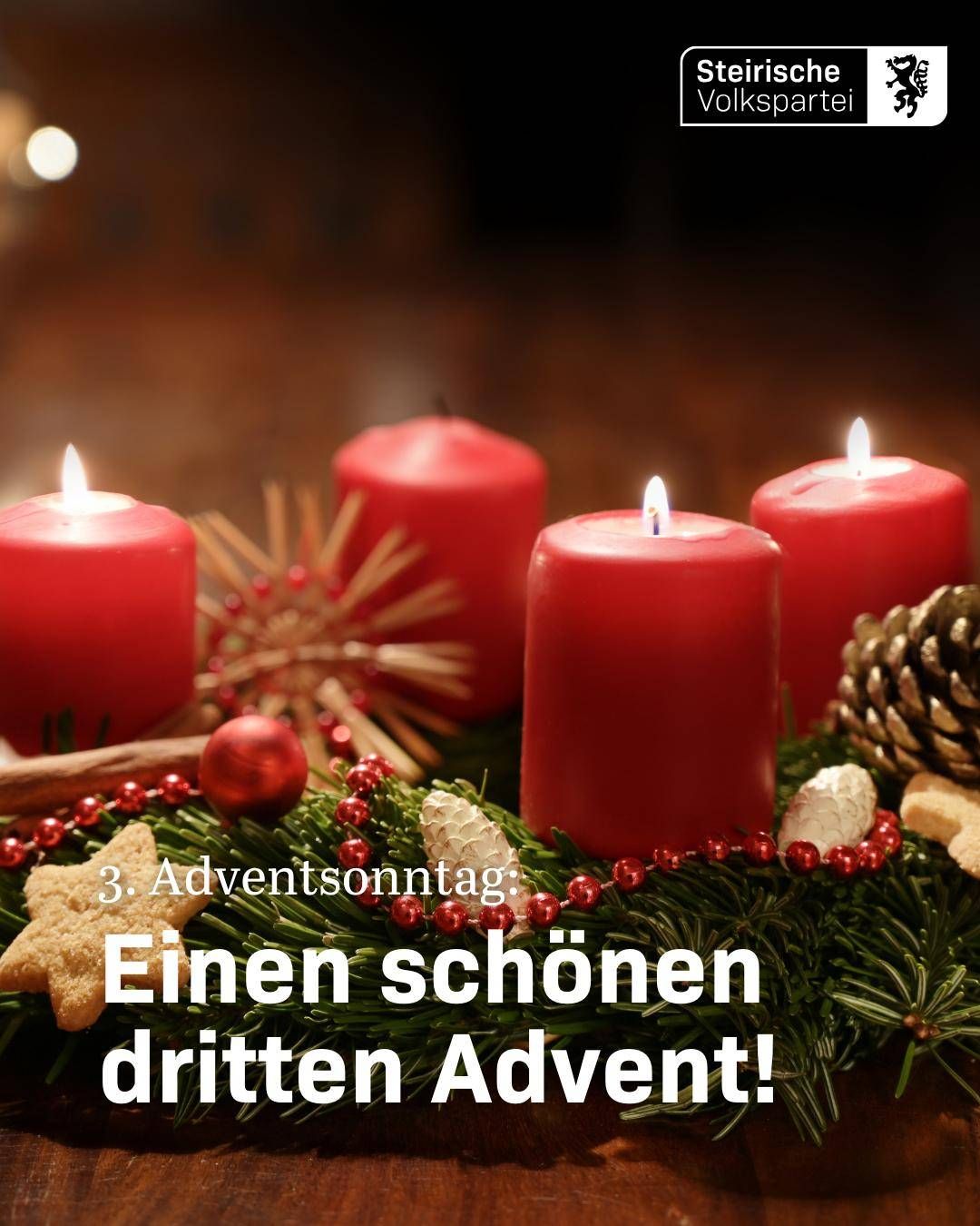 Ein Bild von vier brennenden roten Kerzen auf einer Adventskränze mit Tannenzapfen und Keksen. Die Kerzen sind am dritten Adventssonntag.
