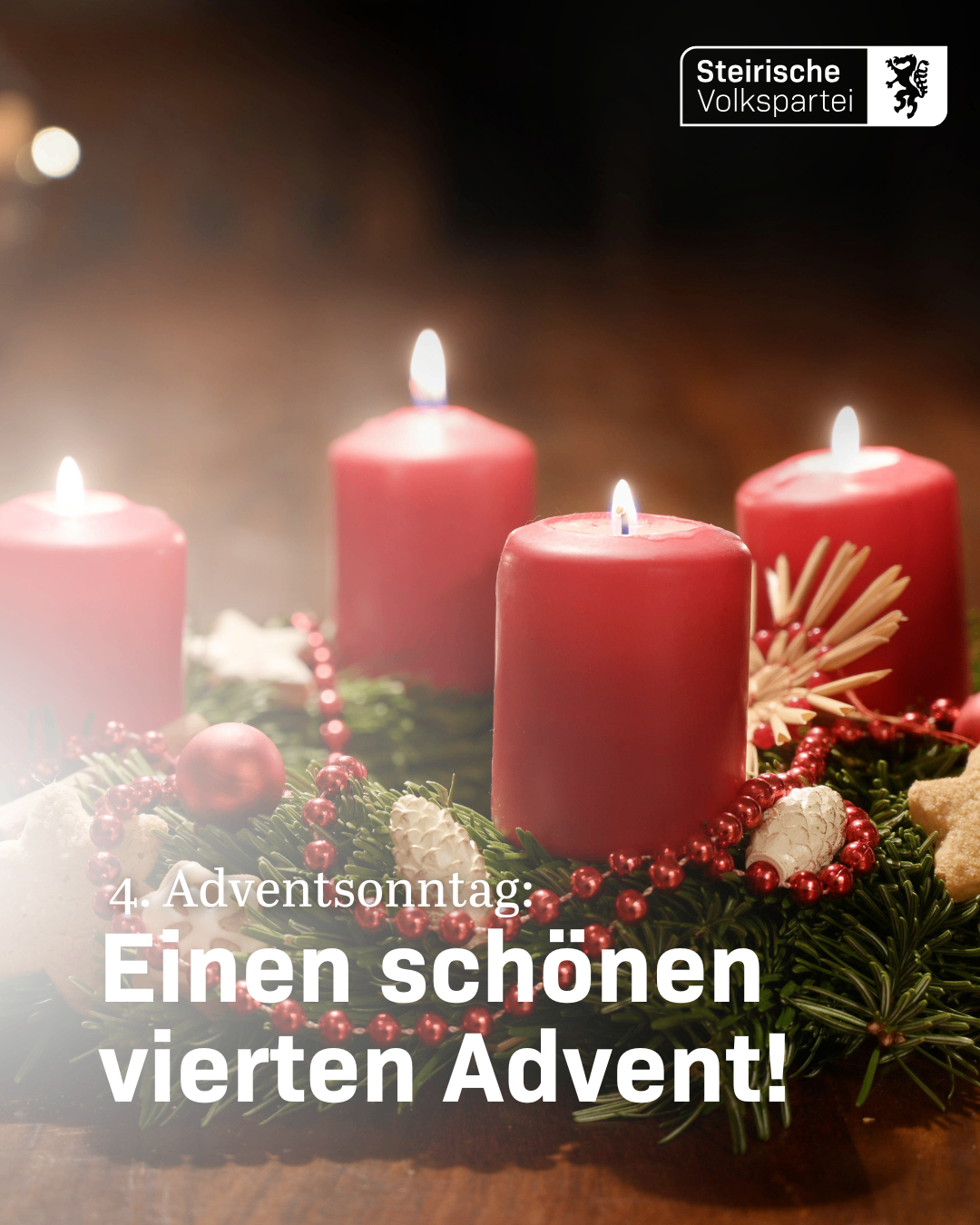 Ein Kranz mit vier roten Kerzen und Weihnachtsdekorationen. Der Kranz hat eine Botschaft, die 'Einen schönen vierten Advent!' lautet. Die Kerzen sind angezündet, und der Kranz steht vor einem dunklen Hintergrund.