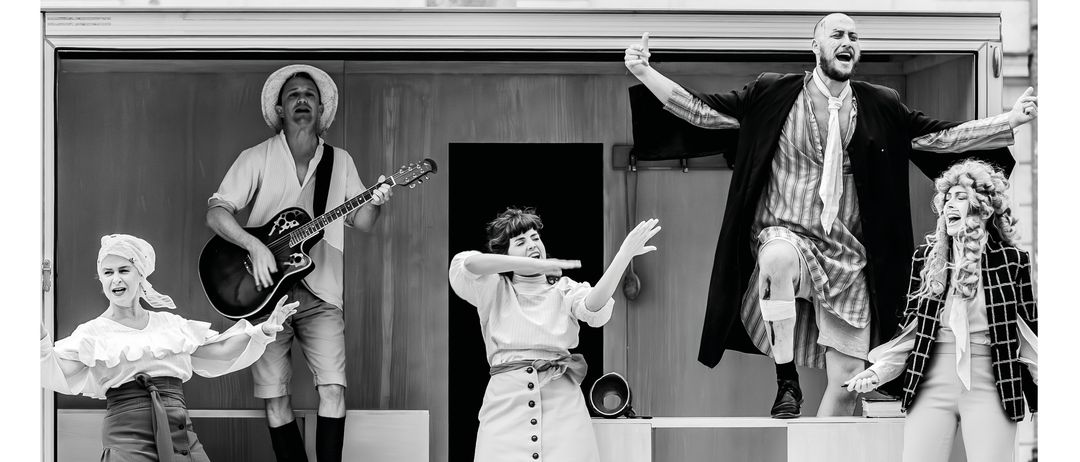 Schwarz-Weiß-Bild einer Theateraufführung mit Darstellern auf der Bühne. Datum ist 08.07.2026, mit zwei Vorstellungen um 10:30 Uhr und 19:00 Uhr. Veranstaltungsort ist Rennweg 64, 9863 Rennweg am Katschberg.
