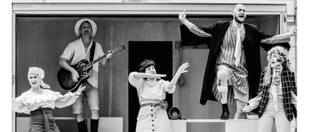 Schwarz-Weiß-Bild einer Theateraufführung mit Darstellern auf der Bühne. Datum ist 08.07.2026, mit zwei Vorstellungen um 10:30 Uhr und 19:00 Uhr. Veranstaltungsort ist Rennweg 64, 9863 Rennweg am Katschberg.