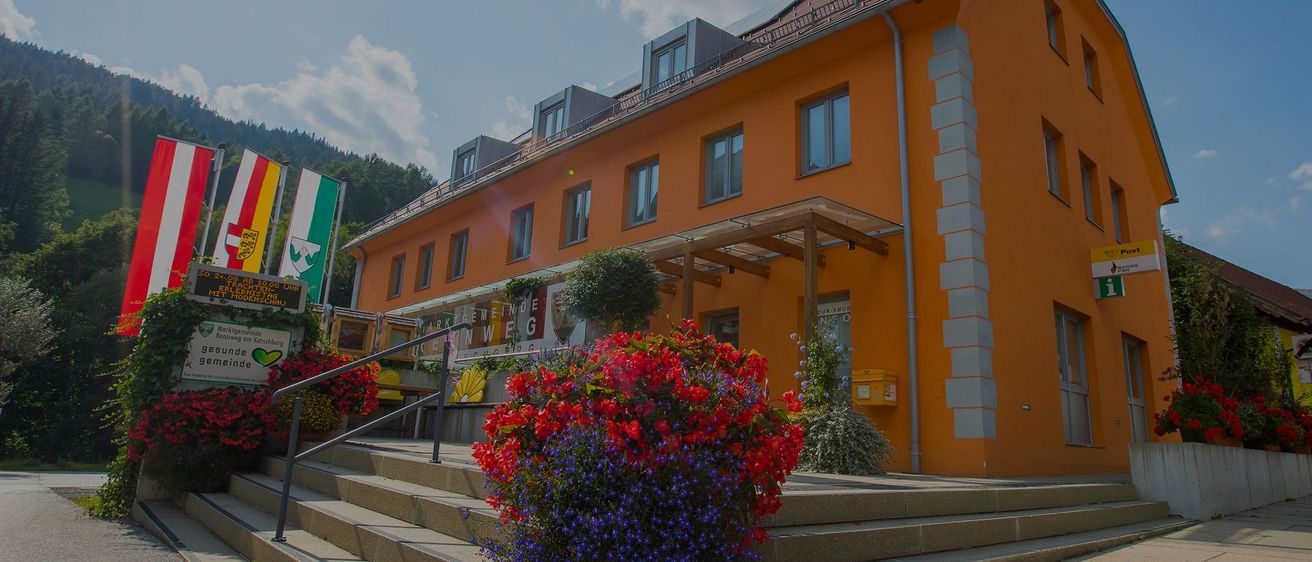 Bild enthält, Building, Hotel, Plant, Housing, Villa, Path, Walkway, Flower, Flower Arrangement, Neighborhood
