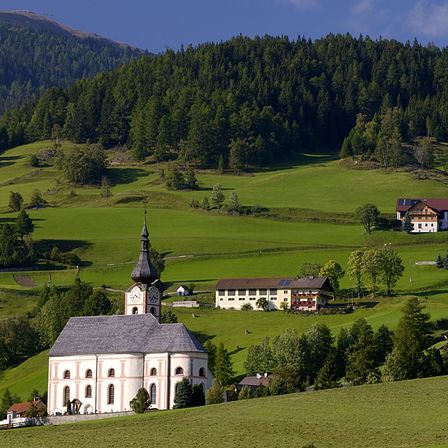 Bild enthält, Grass, Fir, Tree, Field, Building, Outdoors, Nature, Grassland, Lawn, Countryside