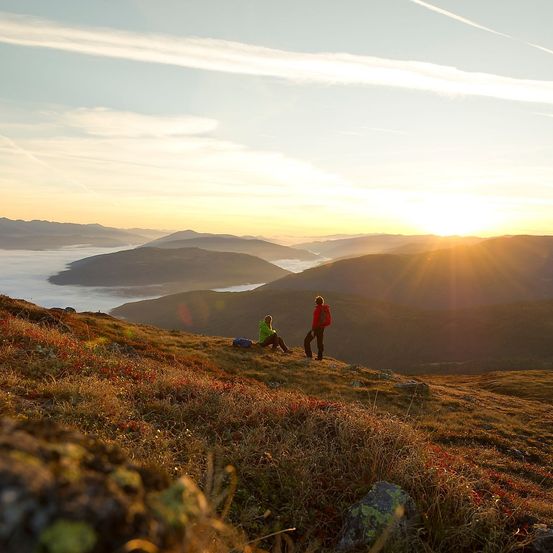 Bild enthält, Nature, Outdoors, Wilderness, Hiking, Sky, Landscape, Scenery, Rock, Grass, Walking