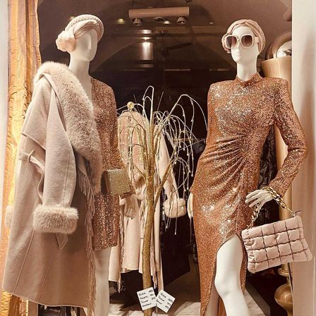 Bild enthält, Adult, Female, Person, Woman, Mannequin, Clothing, Coat