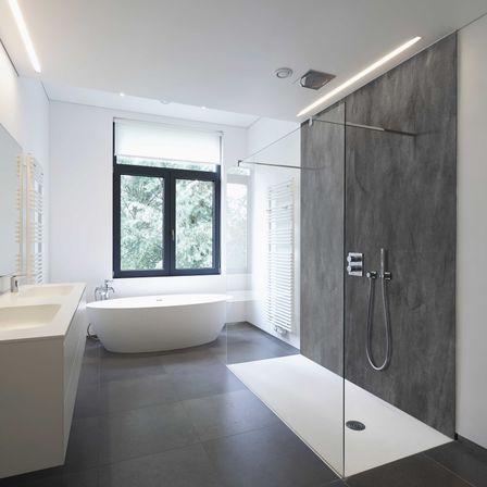 Bild enthält, Bathing, Indoors, Bathtub, Tub, Floor, Bathroom, Interior Design, Shower, Sink