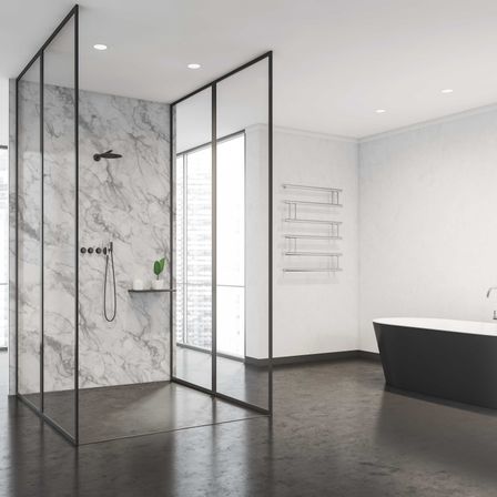 Bild enthält, Bathing, Indoors, Interior Design, Bathtub, Tub, Sink Faucet, Candle, Bathroom, Shower