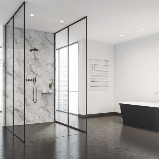 Bild enthält, Bathing, Indoors, Interior Design, Bathtub, Tub, Sink Faucet, Candle, Bathroom, Shower