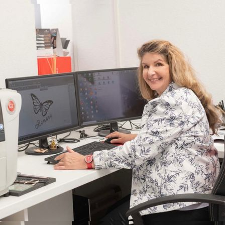 Bild enthält, Furniture, Table, Desk, Hardware, Monitor, Screen, Computer Keyboard, Wristwatch, Face, Head