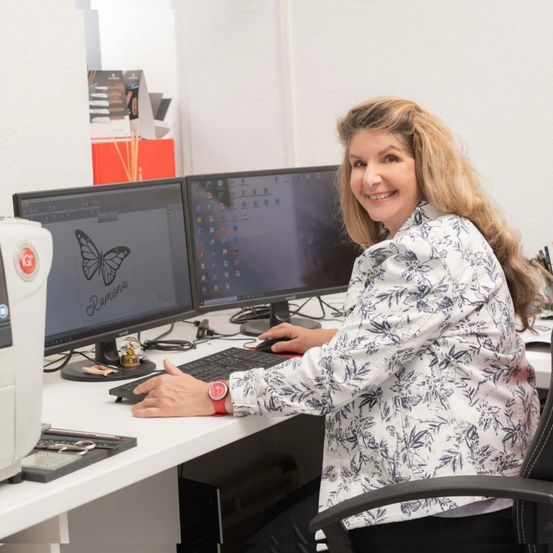 Bild enthält, Furniture, Table, Desk, Hardware, Monitor, Screen, Computer Keyboard, Wristwatch, Face, Head