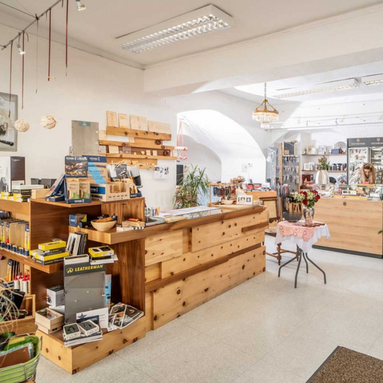 Bild enthält, Indoors, Architecture, Building, Factory, Manufacturing, Interior Design, Workshop, Hardware, Monitor, Screen