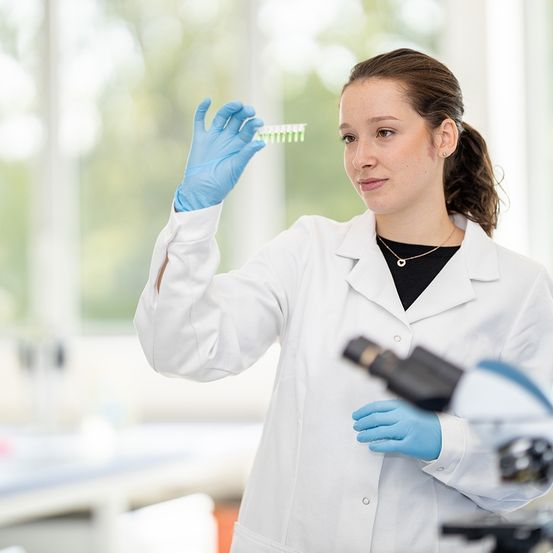 Bild enthält, Clothing, Glove, Adult, Female, Person, Woman, Scientist, Face, Head, Coat