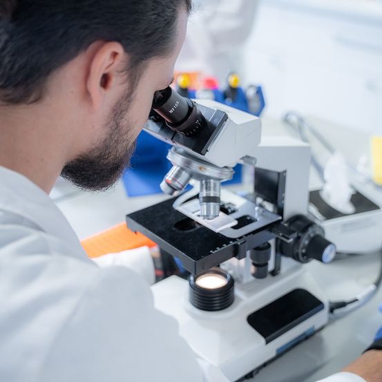 Bild enthält, Adult, Male, Man, Person, Laboratory, Face, Head