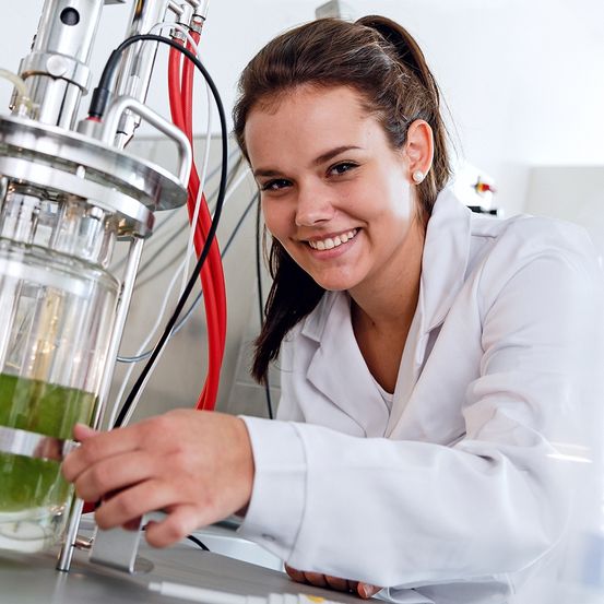 Bild enthält, Adult, Female, Person, Woman, Face, Head, Scientist