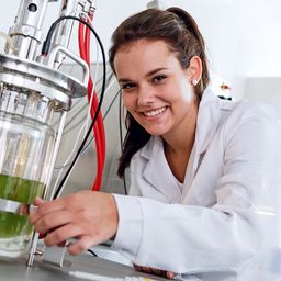 Bild enthält, Adult, Female, Person, Woman, Face, Head, Scientist