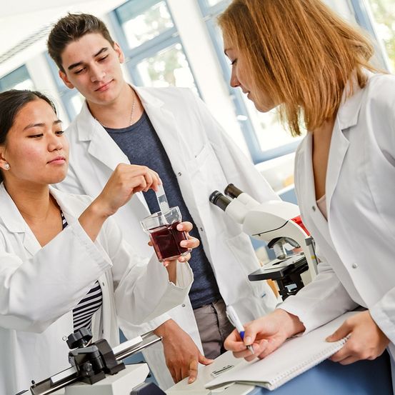 Bild enthält, Adult, Female, Person, Woman, Coat, Male, Man, Laboratory, Lab Coat, Face