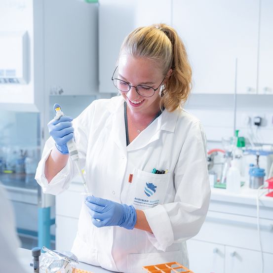 Bild enthält, Adult, Female, Person, Woman, Glove, Male, Man, Face, Head, Scientist