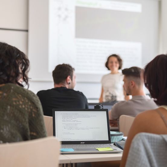 Bild enthält, Adult, Female, Person, Woman, Male, Man, People, Face, Head, Laptop