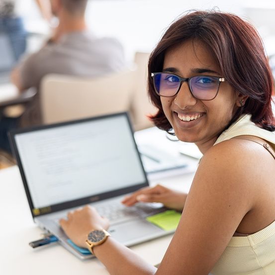 Bild enthält, Adult, Female, Person, Woman, Head, Face, Executive, Laptop, Glasses, Happy