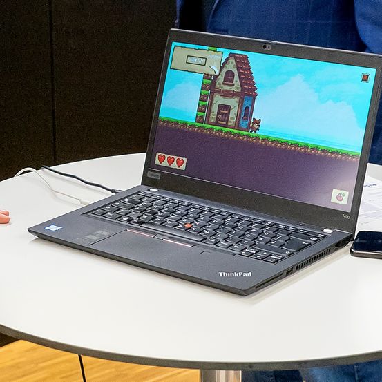 Bild enthält, Computer, Electronics, Laptop, Pc, Computer Keyboard, Adult, Male, Man, Person, Baby