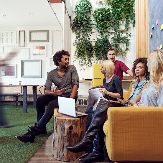 Bild enthält, People, Person, Adult, Female, Woman, Male, Man, Conversation, Face, Couch