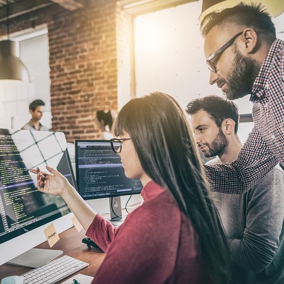 Bild enthält, Computer Keyboard, Adult, Male, Man, Person, Female, Woman, Monitor, Head, Face