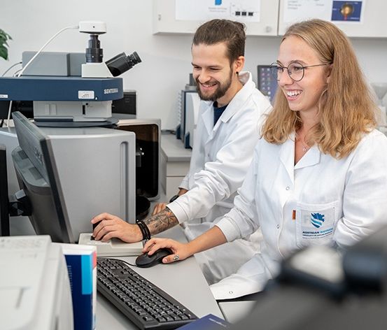 Bild enthält, Computer Keyboard, Adult, Male, Man, Person, Female, Woman, Face, Lab Coat, Laboratory