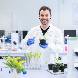 Bild enthält, Clothing, Glove, Person, Scientist, Adult, Male, Man, Plant, Face, Head