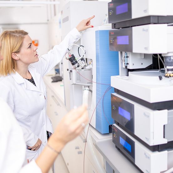 Bild enthält, Lab, Laboratory, Adult, Female, Person, Woman, Hospital, Face, Head, Coat