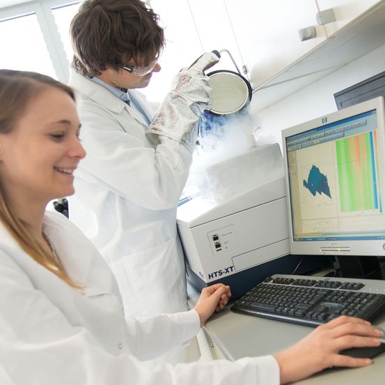 Bild enthält, Coat, Lab Coat, Adult, Female, Person, Woman, Computer Keyboard, Monitor, Male, Man