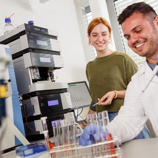 Bild enthält, Adult, Male, Man, Person, Laboratory, Face, Head, Clothing, Glove