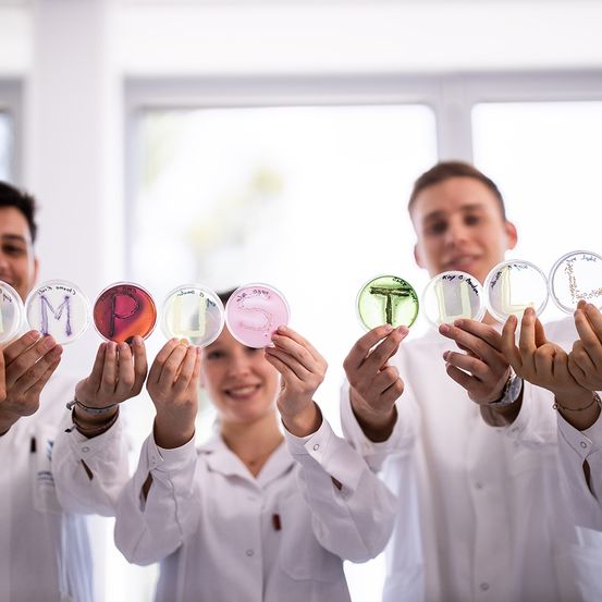 Bild enthält, Adult, Male, Man, Person, Female, Woman, Face, Head, Clothing, Coat