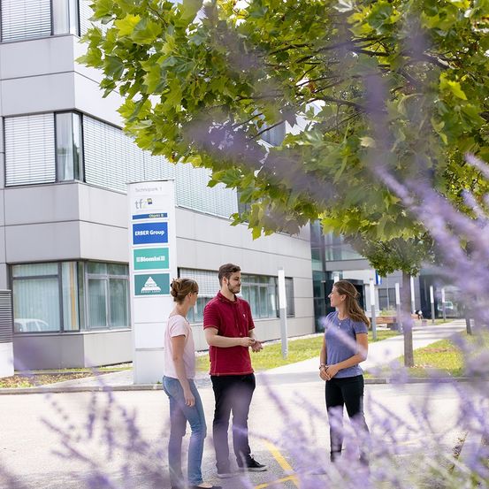Bild enthält, Person, Walking, Clothing, Jeans, Pants, Footwear, Shoe, Architecture, Building, Shorts