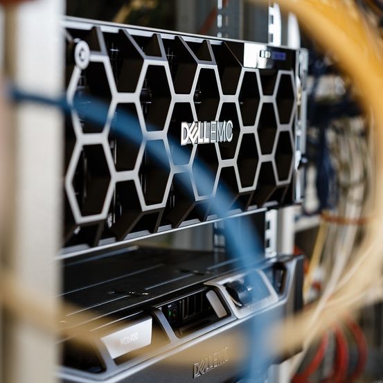 Bild enthält, Electronics, Hardware, Computer Hardware, Computer, Server, Wiring, Car, Transportation, Vehicle