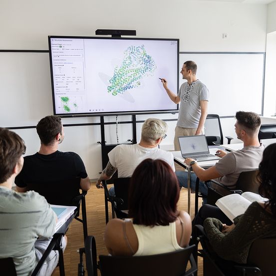 Bild enthält, Adult, Female, Person, Woman, Male, Man, Monitor, Student, Face, Head