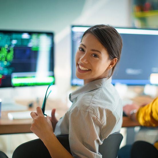 Bild enthält, Adult, Female, Person, Woman, Male, Man, Table, Monitor, Face, Desk