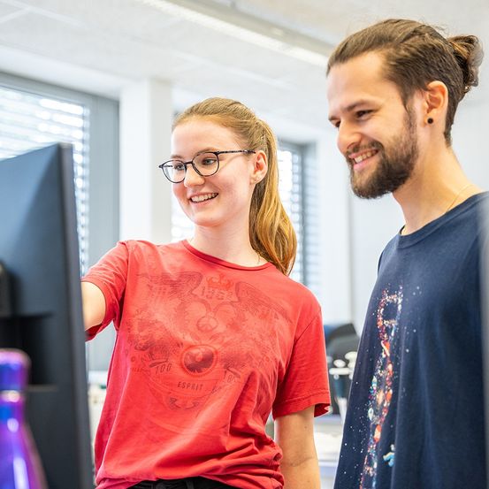 Bild enthält, Face, Happy, Head, Person, Smile, Adult, Male, Man, Glasses, T-Shirt