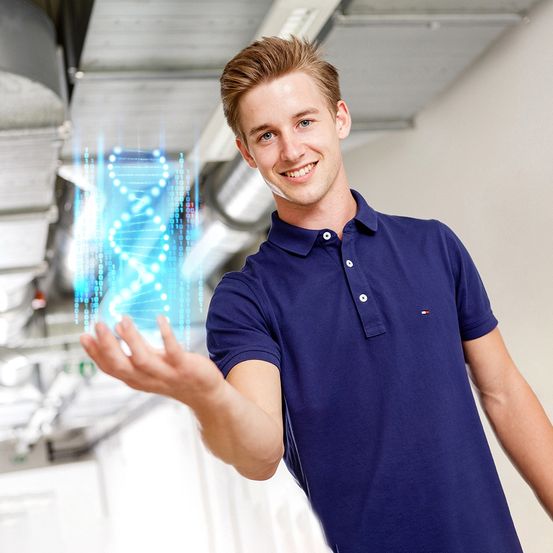 Bild enthält, Person, Face, Happy, Head, Smile, Clothing, Shirt