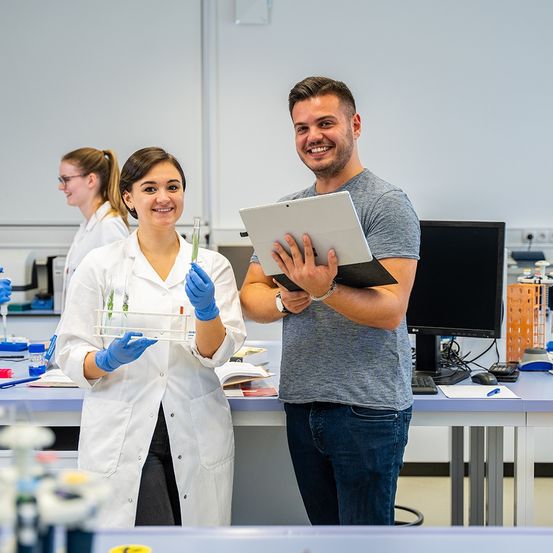 Bild enthält, Adult, Male, Man, Person, Female, Woman, Laboratory, Glove, Jeans, Face