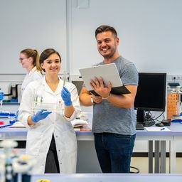Bild enthält, Adult, Male, Man, Person, Female, Woman, Laboratory, Glove, Jeans, Face