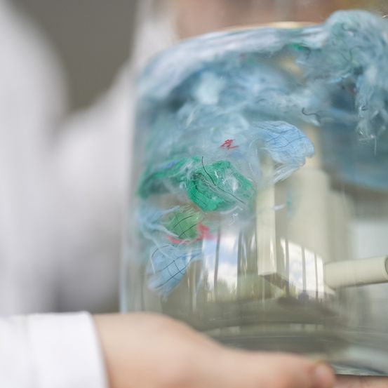 Bild enthält, Person, Laboratory, Smoke, Architecture, Building, Hospital, Clothing, Coat