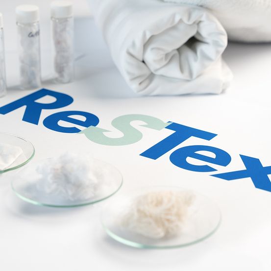 Bild enthält, Clothing, Glove, Plate, Jar