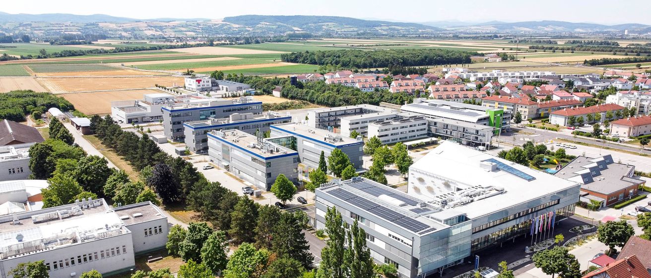 Bild enthält, Architecture, Building, Outdoors, Campus, Cityscape, Urban, Aerial View, Neighborhood