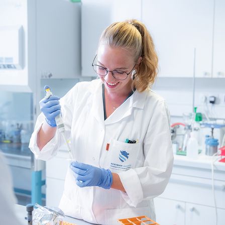 Bild enthält, Adult, Female, Person, Woman, Glove, Male, Man, Face, Head, Scientist