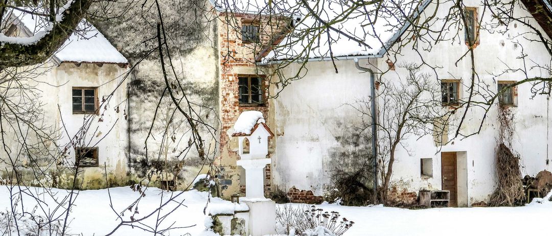 Bild enthält, Cottage, Housing, Neighborhood, Monastery, Villa, Nature, Outdoors, Tree, City, Ice