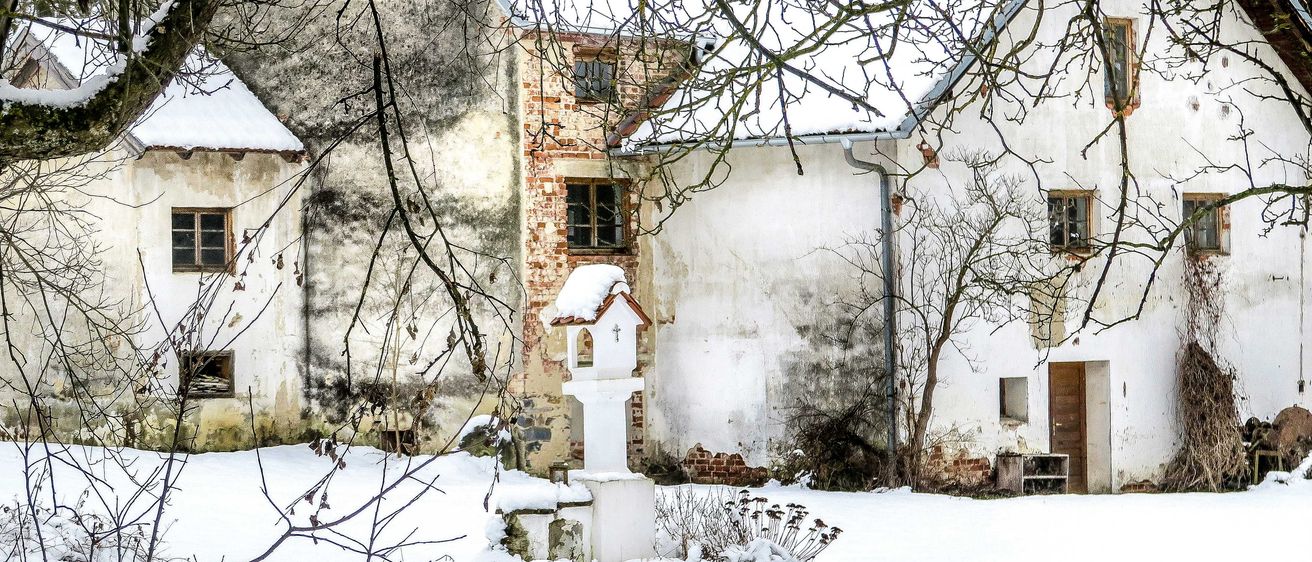 Bild enthält, Cottage, Housing, Neighborhood, Monastery, Villa, Nature, Outdoors, Tree, City, Ice